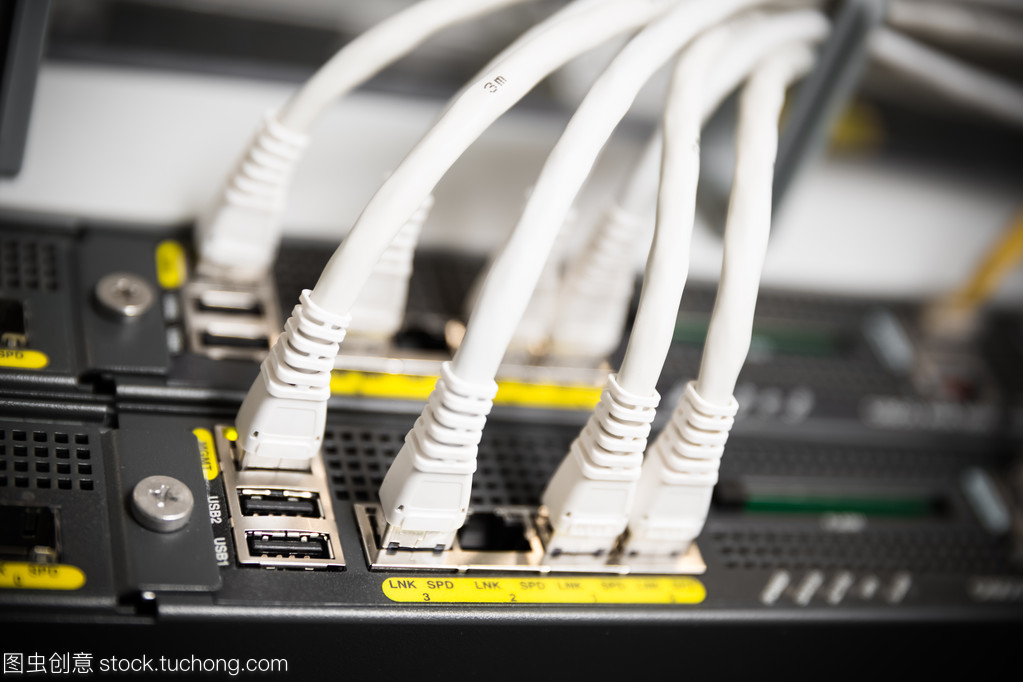 网络交换机和双绞线以太网电缆 构建稳定网络的基础设备